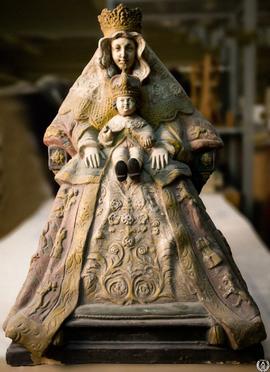 Imagen de la Virgen con el Niño bajo baldaquino