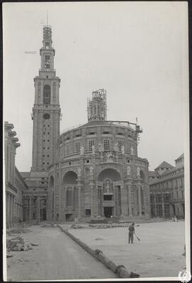 [Universidad Laboral de Gijón. Vista de la torre y la capilla desde el patio, con la linterna en ...