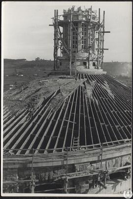 [Universidad Laboral de Gijón. Capilla. Proceso de construcción de la bóveda. Ejecución de la cub...