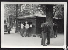 [La Casa de Campo de Madrid. Imagen 24. Grupo de hombres en un kiosko]