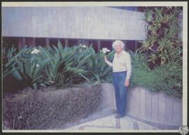 [Roberto Burle Marx en Brasil, en una obra suya sin identificar]