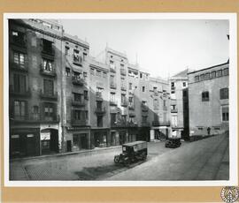 Casas particulares en la calle Corribia de Barcelona [Vista de la escalinata de la catedral]