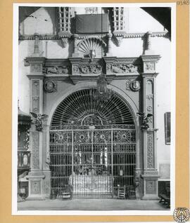 Arco y reja de acceso a una capilla de la iglesia del convento de Santo Domingo de Jerez de la Fr...