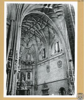 Catedral de Plasencia. Interior [Bóveda de crucería de la Capilla Mayor y vista parcial del Retab...