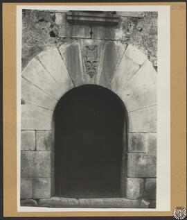 Casa de campo Reixac en Massanet de la Selva, Gerona. Puerta de la fachada