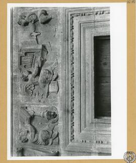 Catedral de Plasencia [Detalle de los relieves del dintel de una puerta]