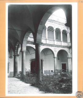 Patio del palacio de los duques de San Carlos en Trujillo [Palacio de Carvajal Vargas o de los du...
