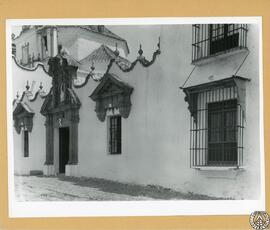 Asilo de la Caridad de Arcos de la Frontera, Cádiz. Detalle de la fachada [Puerta de acceso al pa...