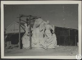 [Grupo escultórico del monumento a los héroes del cuartel de Simancas en el taller. Imagen 1]