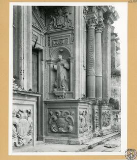 La Cartuja, Jerez de la Frontera. Detalle de la fachada principal [Hornacina con escultura en la ...