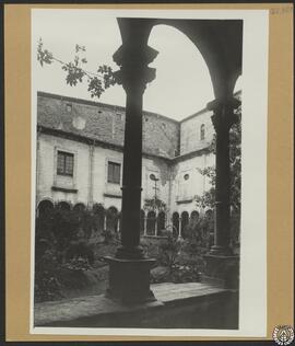 Antiguo monasterio de Benedictinos de Bañolas. Claustro [Monasterio de San Esteban]