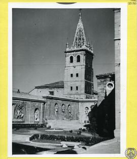 Plaza del Rey Casto de Oviedo [Jardín de los Reyes Caudillos y torre del convento de clausura de ...