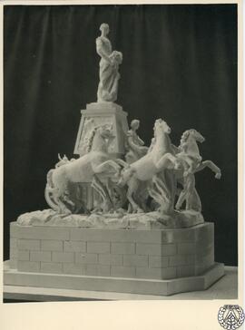 [Concurso para el monumento a Manolete en Córdoba. Maqueta del grupo escultórico. Vista lateral d...