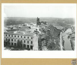 Arcos de la Frontera, Cádiz. Vista general de la peña y de la población desde la torre del homena...