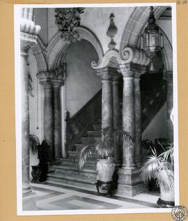 Casa marquesa de Domecq en Jerez de la Frontera. Arranque de la escalera desde el patio [Palacio ...