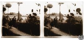 [Vista sin identificar. Grupo de peronas posando en un jardín]