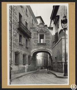 Pasadizo de Cisneros en la Plaza de la Villa, Madrid