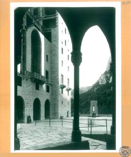 Monasterio de Montserrat [Fachada nueva y plaza de Santa María]