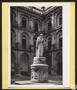 Universidad de Alcalá de Henares. Estatua de Cisneros [Patio de Santo Tomás de Villanueva o del C...