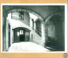 Casa Erasme (hoy Jener[sic]) en la calle Carmen de Barcelona [Escaleras y patio. Casa de Erasme d...