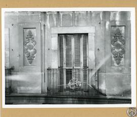 Casa particular [en la calle del Bou de la Plaza Nueva de Barcelona. Detalle de relieves escultór...