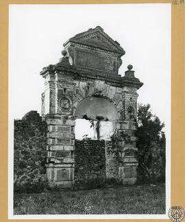 [Palacio de] Soto Fermoso en Abadía: jardín [Puerta monumental de los jardines del palacio de Sot...
