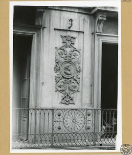 Casa particular en la calle Pino de Barcelona [Detalle de relieve escultórico de la fachada]