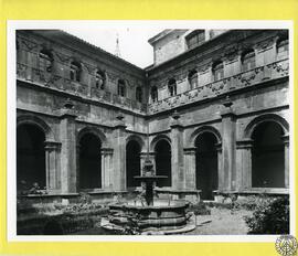 Claustro del convento de San Vicente (Museo provincial) de Oviedo. [Fuente] Surtidor del patio