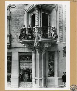 Casa particular en la esquina de la calle Villarroel con Gran Vía de les Corts Catalanes 540 de B...