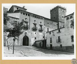 Palacio del Marqués de Mirabel en Plasencia [Fachada principal y torre del Homenaje]