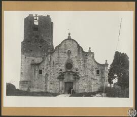 Iglesia parroquial de Monells, Gerona. Fachada y torre campanario [Iglesia de San Ginés]