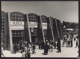 [Exterior del pabellón de maquinaria agrícola con el público visitante. I Feria Nacional del Camp...
