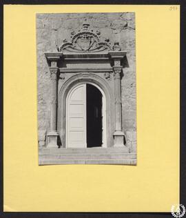 Palacio Arzobispal de Alcalá de Henares [Detalle de la puerta central de la fachada principal ren...
