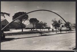 [Arco y bóvedas de hormigón del pabellón de la Obra Sindical del Hogar, situado en el paseo del Á...
