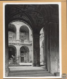 Palacio de los marqueses de Santa Cruz en Viso del Marqués, Ciudad Real [Patio porticado. Pintura...