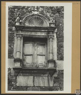 Casa Ferrer Pagés en Foixá, Gerona. Ventana de la fachada [Can Ribot de Cuells]