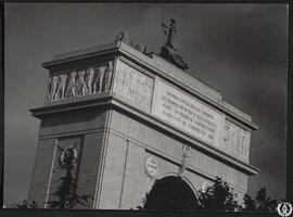 [Arco de la Victoria, Ciudad Universitaria de Madrid. Detalle del ático]