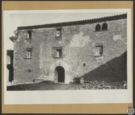 Casa Llausás en Flassá, Gerona. Fachada fortificada [Can Balle]