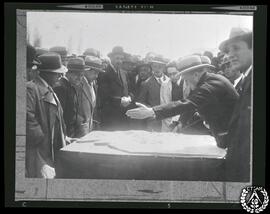 [Visita de los periodistas hispanoamericanos que acudieron a la inaguración de la Casa de la Prensa de Madrid a la Ciudad Universitaria. Modesto López Otero, arquitecto-director de las obras, explicando el proyecto]