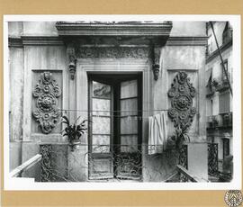 Casa particular en la calle Call de Barcelona [Detalle de relieves escultóricos de la fachada]