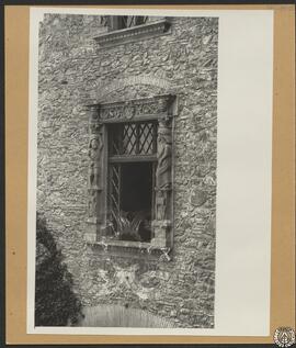 Castillo de Perelada, Gerona. Exterior, ventana [del patio]