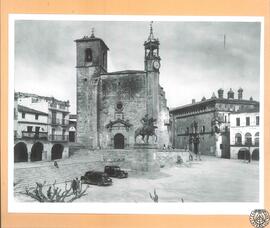 Iglesia de San Martin en Trujillo [Fachada y vista parcial de la Plaza Mayor con el monumento a P...