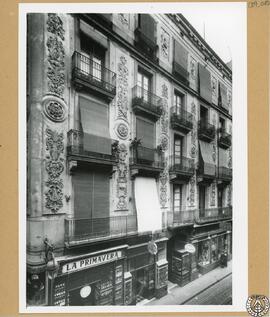 Casa particular en la calle Hospital de Barcelona [Fachada con relieves escultóricos ornamentales...