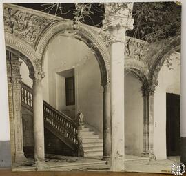[Hospital de Santa Cruz en Toledo. El patio y la escalera] después de su restauración