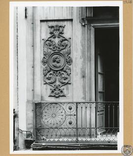 Casa particular en la calle Pino de Barcelona [Detalle de relieve escultórico de la fachada]