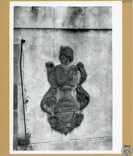 Casa particular en la calle Serra de Barcelona [Detalle de relieve escultórico de la fachada]