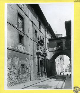 [Arco de San Vicente en Oviedo. Puerta del convento de San Vicente. Actual Museo Arqueológico de ...