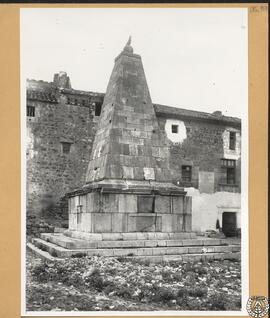 Monumento a los soldados muertos en la Primera Guerra Civil, 1898, en el monasterio de Puebla de ...