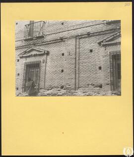 Palacio de Villagigero [sic] en Alcalá de Henares [Detalle de ventana con frontón. Palacio de Rev...