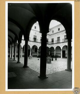 Convento de Santo Domingo de Cádiz. Patio del claustro [Vista de las cuatro crujías y de dos pozo...